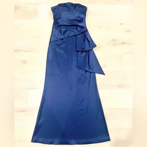 Max and cleo classy navy satin dress size 4
Floor length
Not altered
No slit